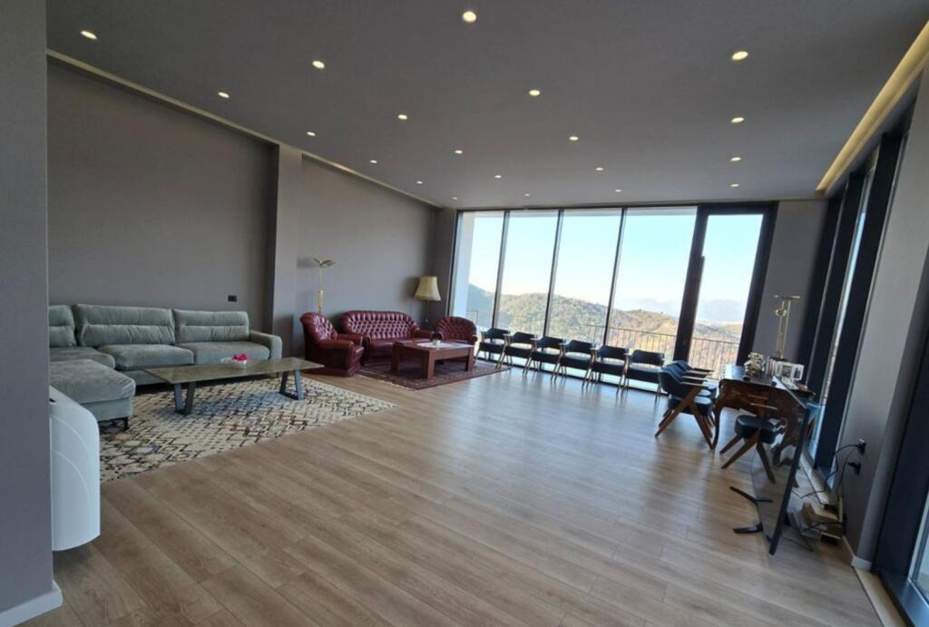 Vilë për Qira në Petrelë — Qetësi, Oborr &amp; Akses i Lehtë në Përditshmëri