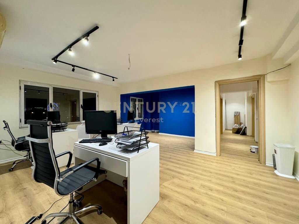 Jepet me qira zyrë pranë Piazza, Sheshi Skënderbej