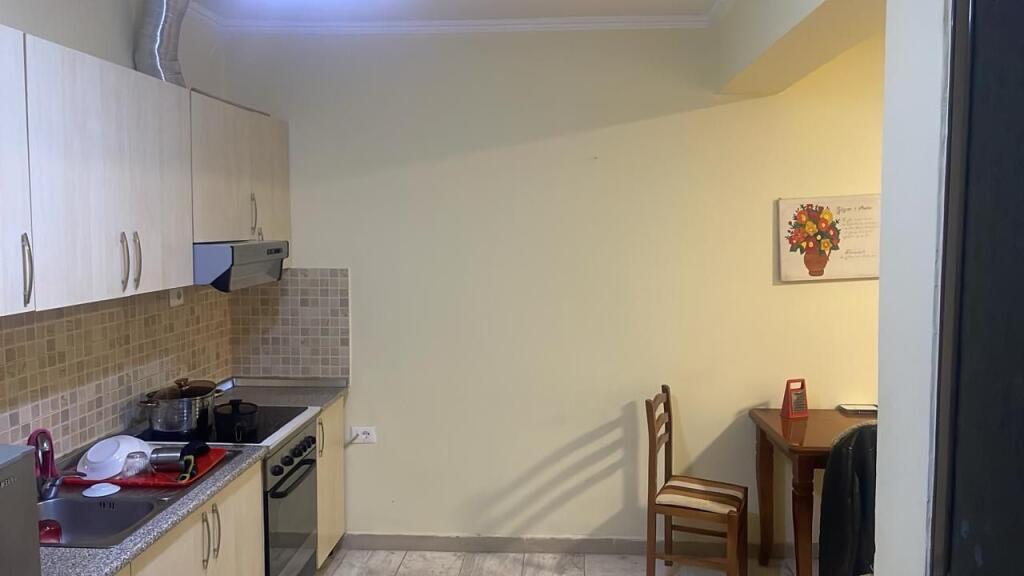 🏡 JEPET ME QIRA APARTAMENT 1+1 – QENDËR, PAZARI I RI