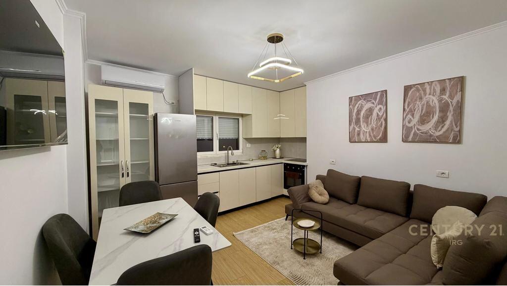 Jepet me qera apartament modern 1+1, Rruga e Dibres tek Medreseja!
