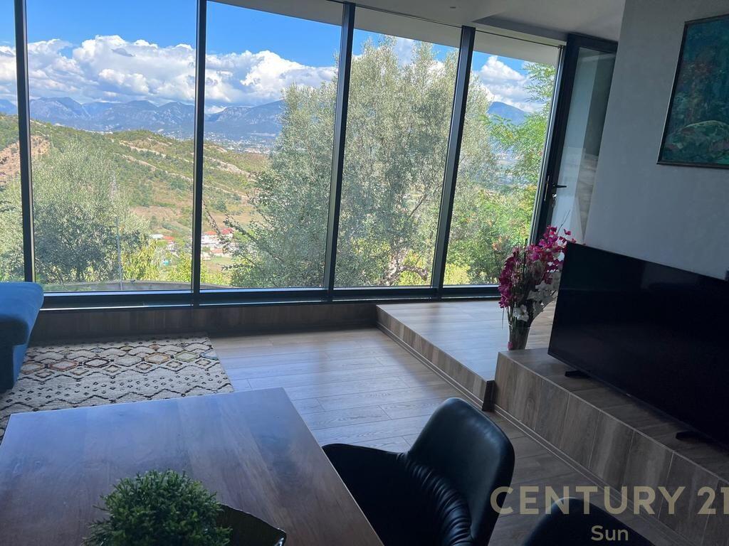 Jepet me qira vilë në Petrelë, Tiranë