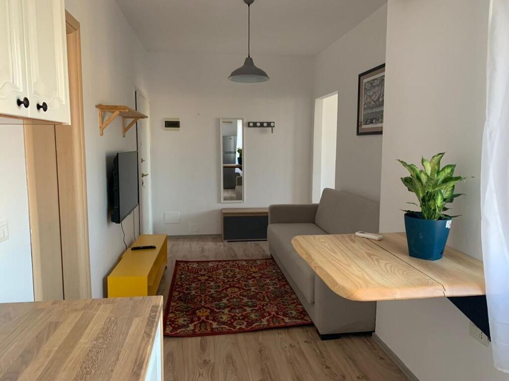 Jepet me qera apartament 1+1 tek Komuna e Parisit prane Ola Fast