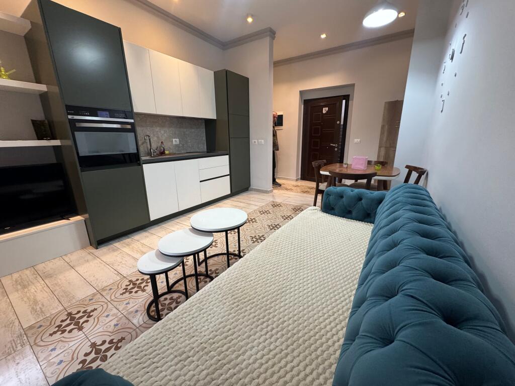 Jepet me qira apartament 2+1 në Rrugën e Durrësit, pranë Hotel Koloseut. 📍 Pallat ekzistues 🏢 Kati i 2-të 💶 Çmimi: 800€ / muaj