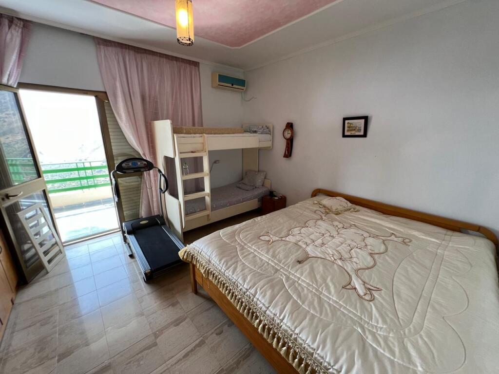 Shitet godinë 5-katëshe në Qeparo, Himarë