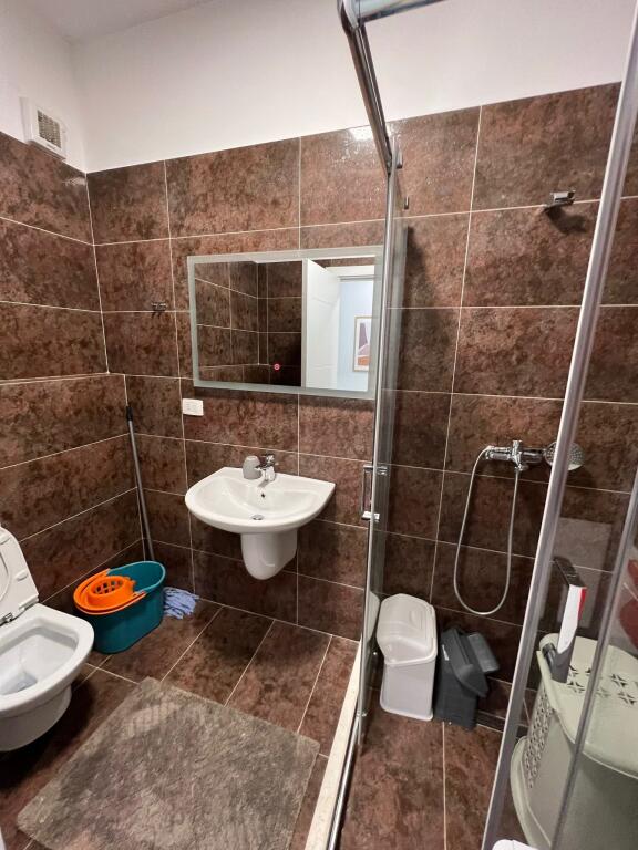 APARTAMENT ME QIRA 2+1+2 TE RRUGA DRITAN HOXHA , KOMPLEKSI AURA