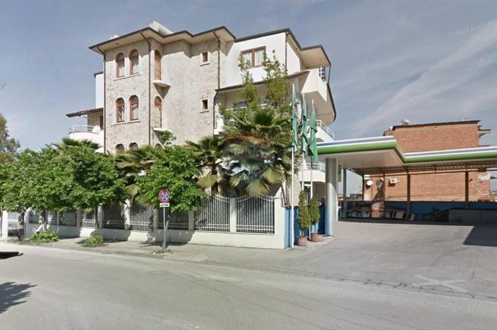 BUSINESS BUILDING 5 FLOORS FOR RENT