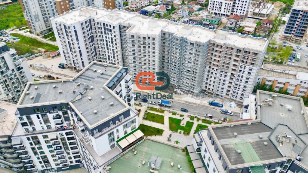 Tek Kompleksi Turdiu, Shitet Super Apartament 2+1+2, Me Hapesira Te Bollshme !!