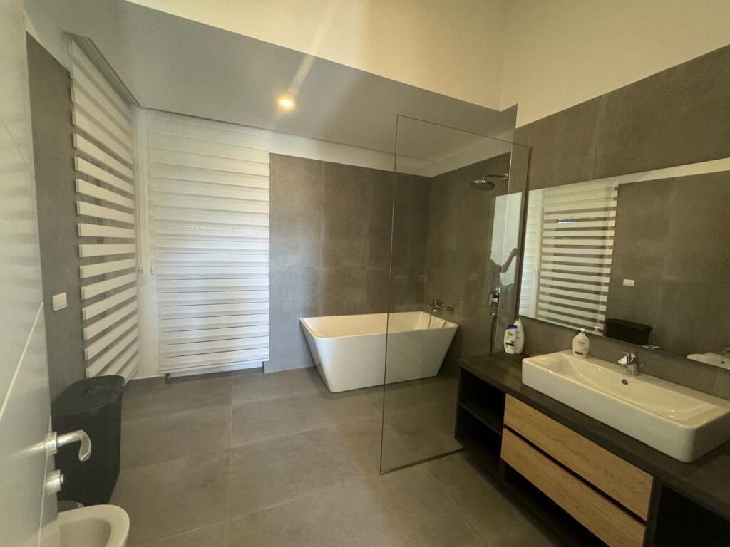 Jepet me Qira Vilë Luksoze në Rezidencë Private – Zona TEG | Long Hill