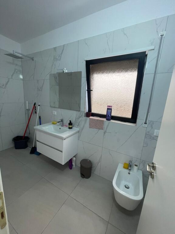 🏢 Shitet Apartament 3+1+2 📍 Pranë Villas Gold💰 Çmimi: 261.000€