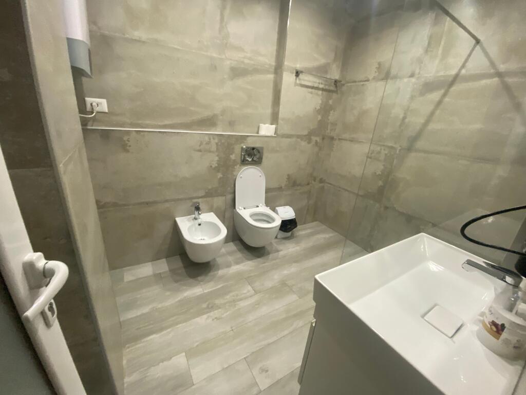 2+1,te rruge e barrikadave,cmini 250 mije euro,ofrohet dhe parkim opsional