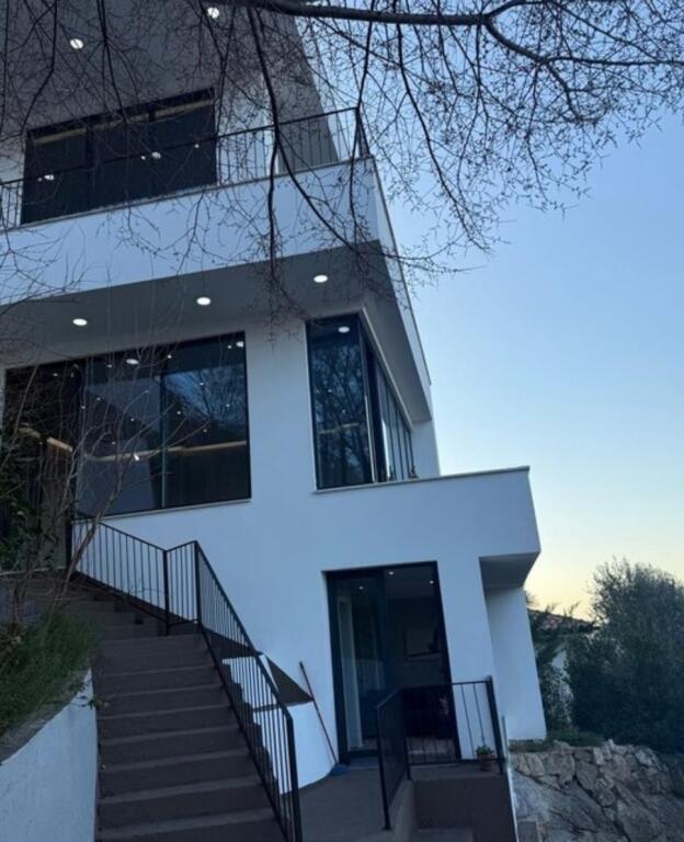 Vilë për Qira në Petrelë — Qetësi, Oborr &amp; Akses i Lehtë në Përditshmëri