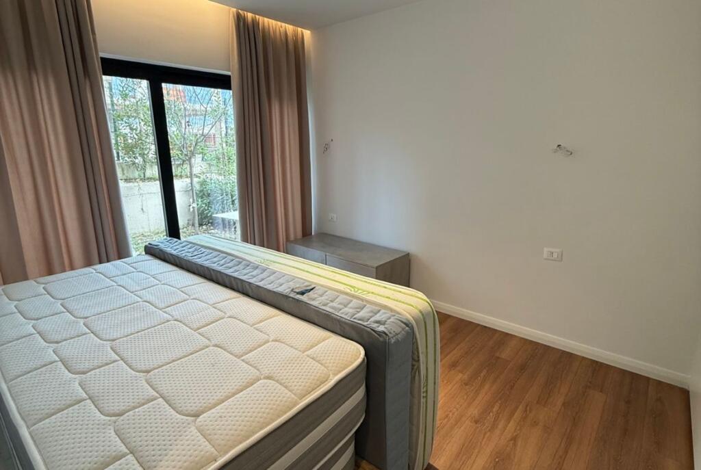 Tek Liqeni Farkes Shitet Apartament 2+1 I Mobiluar Me Verandë, Kopësht dhe Post Parkimi!