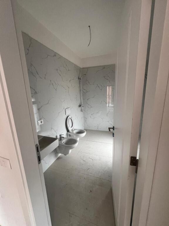 🏢 JEPET ZYRË ME QERA📍 Bulevardi i Ri💶 Çmimi: 690 EUR / muaj (i përfshirë parkimi)