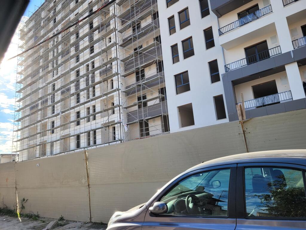 Shitet apartament  2+1 Rajoni policise nr.4(Afer me kinostudion)