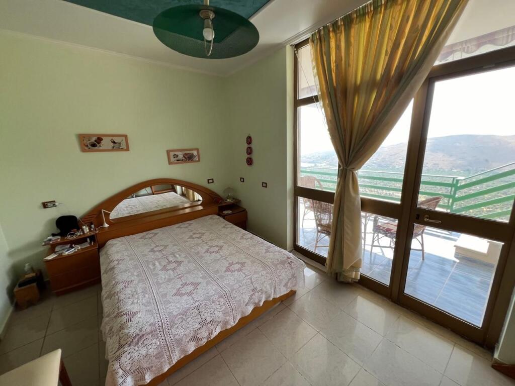 Shitet godinë 5-katëshe në Qeparo, Himarë