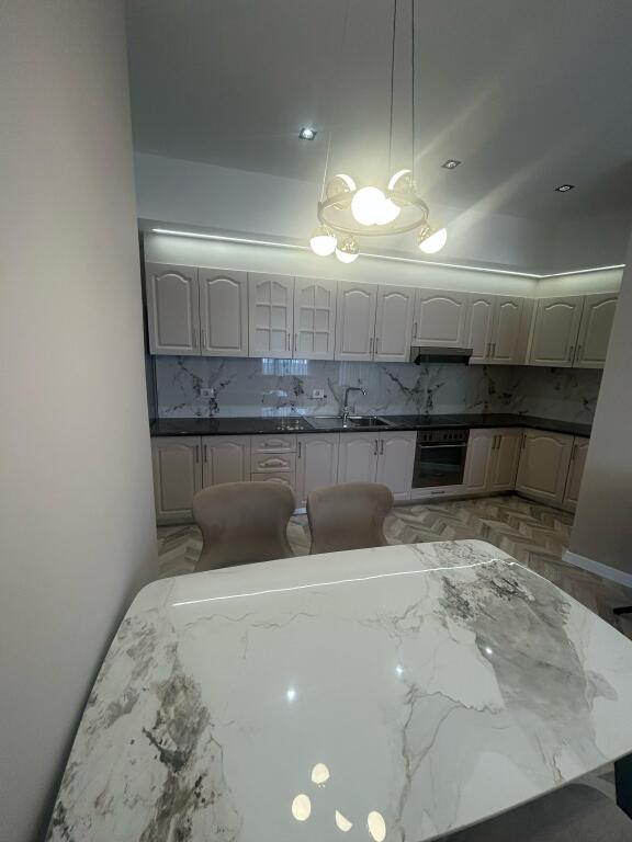 Shitet 2+1+2 te rruga e Barrikadave