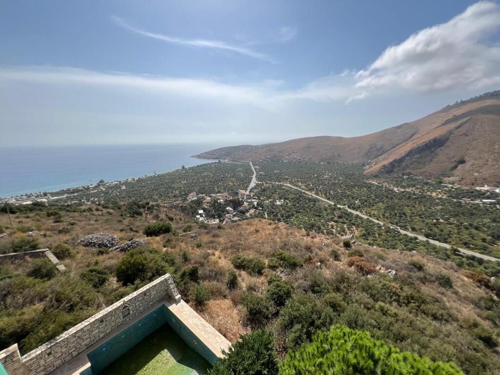 Shitet godinë 5-katëshe në Qeparo, Himarë