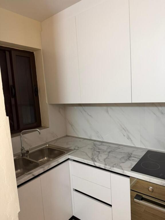 Ofrohet per qera apartament 1+1 ne shkoze