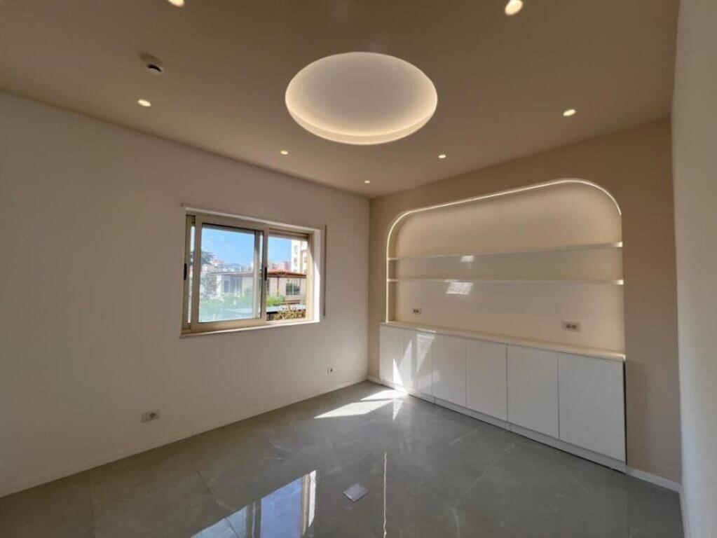 Zyre me qera Rruga Panorama