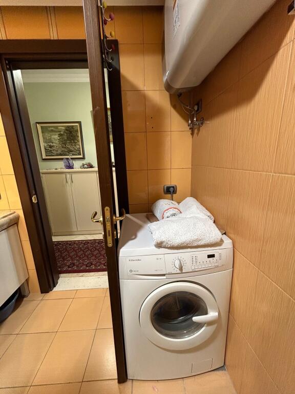 Qera 2+1 , super Pamje , liqeni Tiranes