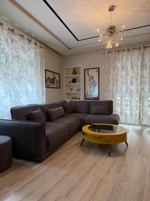 Super ap 2+1 tek komuna parisit ( ngjitur me kika 2 )