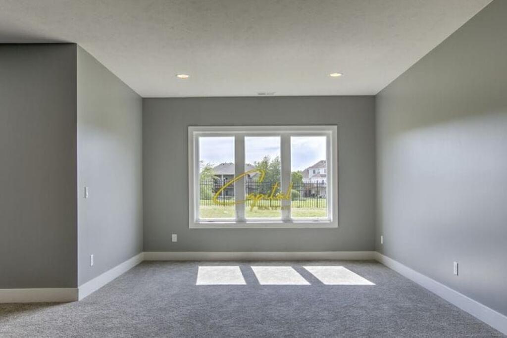 AMBIENT BIZNESI ME QIRA 30 M2 21 DHJETORI 700 EURO