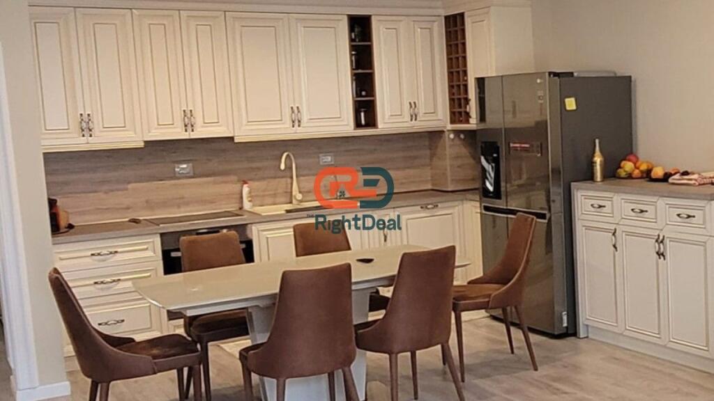 Tek Liqeni I Thate, Shitet Super Apartament 3+1+2, Me Planimetri, Orientim Perfekt Dhe Dy Poste Parkimi !