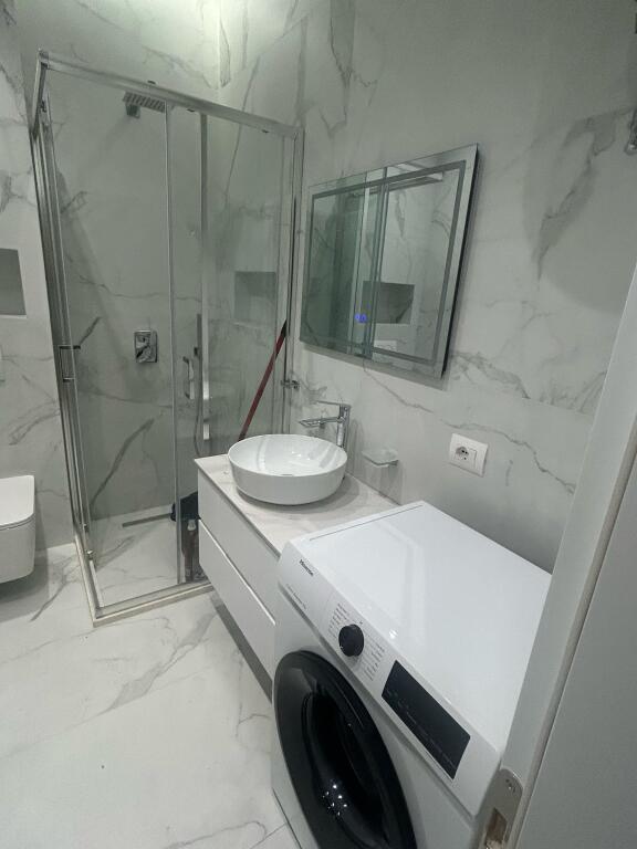 Shitet 2+1+2 te rruga e Barrikadave