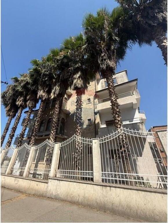 BUSINESS BUILDING 5 FLOORS FOR RENT