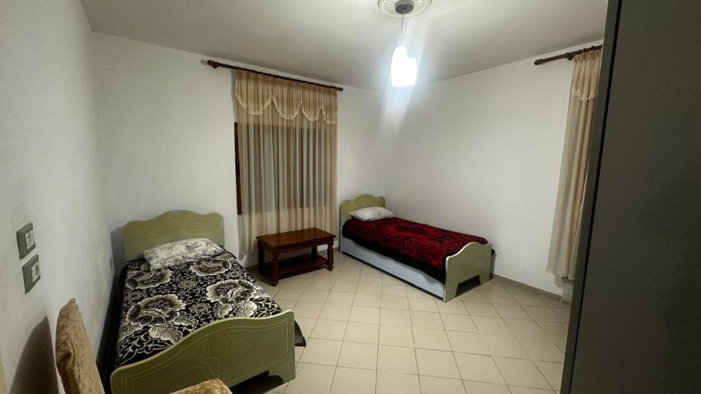 🏠Liqeni i Thate,Rruga e Ullishtes jepet me qera kati i I-re i nje vile,2+1,i mobiluar 45,000Leke    