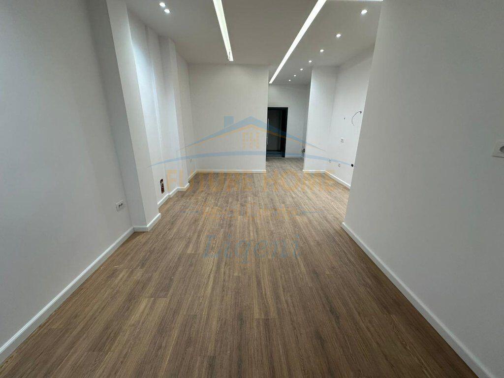 Shitet, Apartament 1+1, Rruga Eduard Mano, Liqeni i Thate, Tiranë.