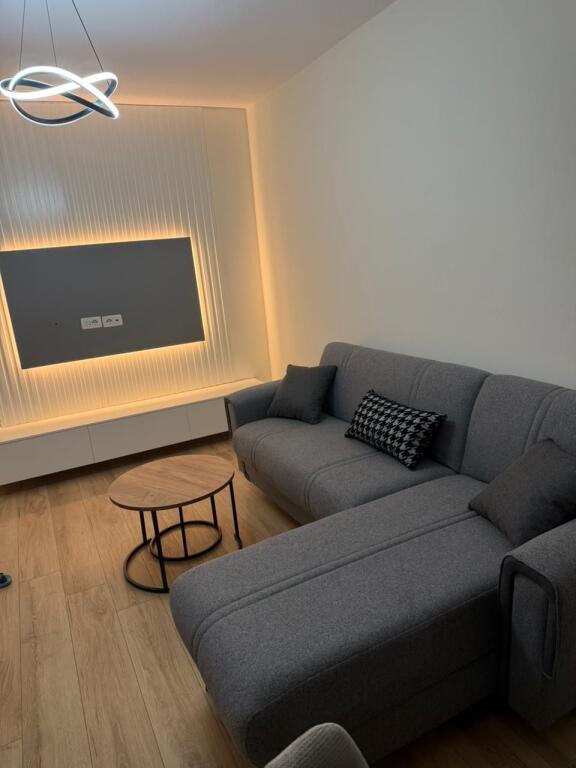 Ofrohet per qera apartament 1+1 ne shkoze