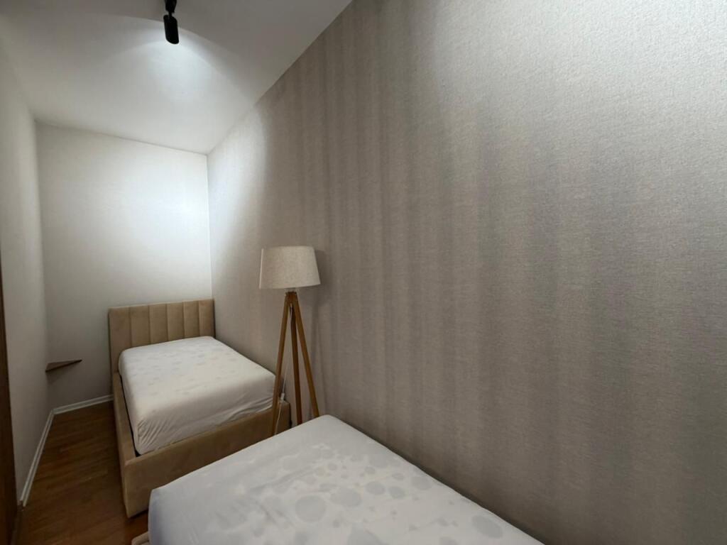 Apartament 1+1 per qira tek Rruga e Barrikadave.