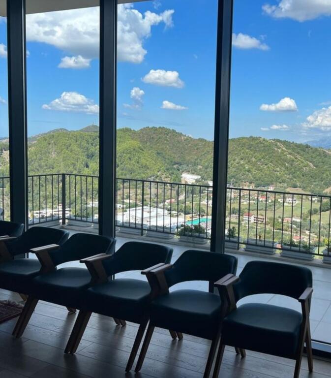 Vilë për Qira në Petrelë — Qetësi, Oborr &amp; Akses i Lehtë në Përditshmëri