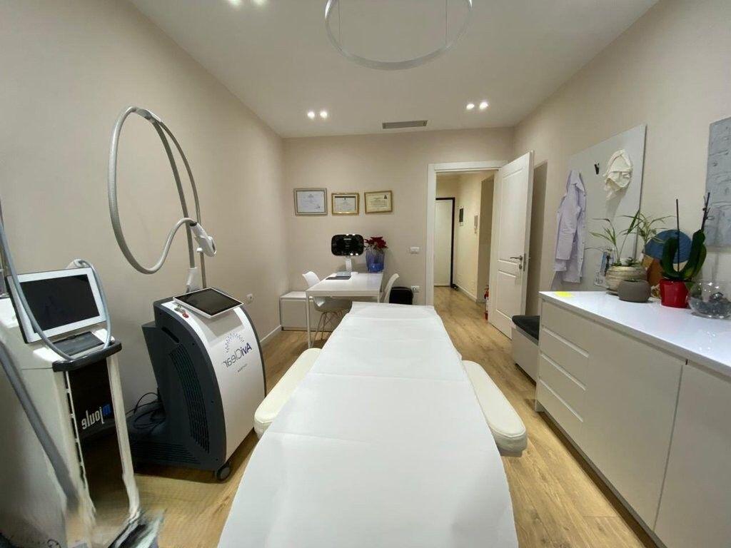 IN THE MUNICIPALITY OF PARIS WE RENT SPACE FOR CLINIC 1,100 € /Month