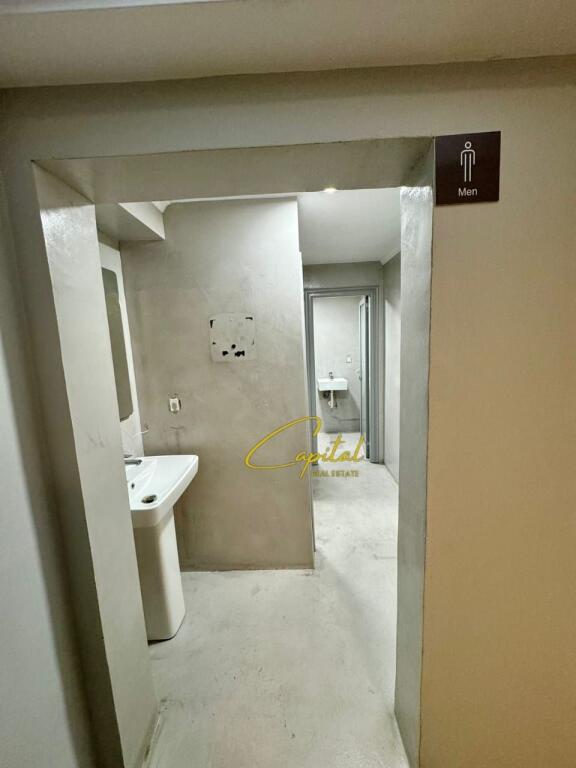 LOCALE COMMERCIALE IN AFFITTO 655 M2 VIA KAVAJES 5.800 EURO