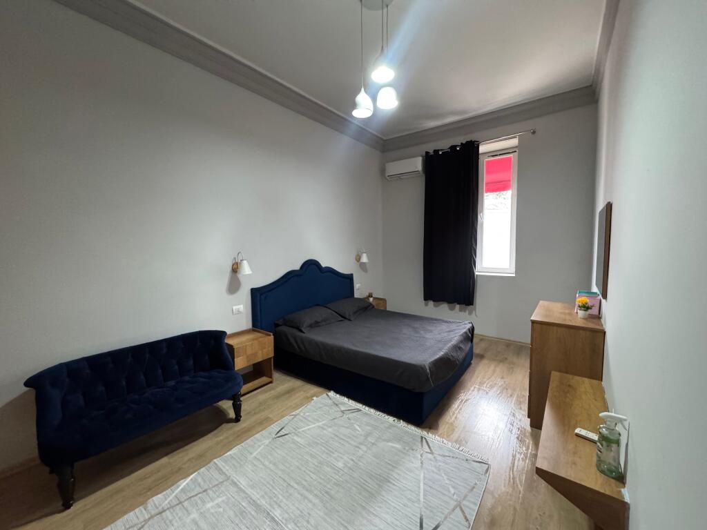 Jepet me qira apartament 2+1 në Rrugën e Durrësit, pranë Hotel Koloseut. 📍 Pallat ekzistues 🏢 Kati i 2-të 💶 Çmimi: 800€ / muaj