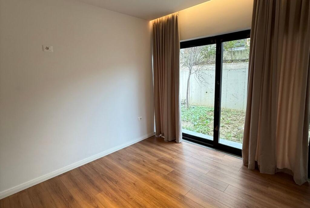 Tek Liqeni Farkes Shitet Apartament 2+1 I Mobiluar Me Verandë, Kopësht dhe Post Parkimi!