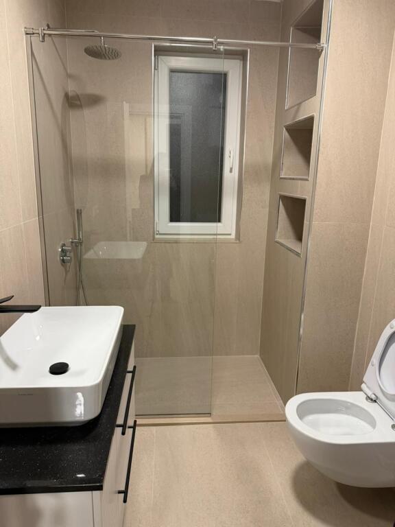 Ofrohet per qera apartament 1+1 ne shkoze