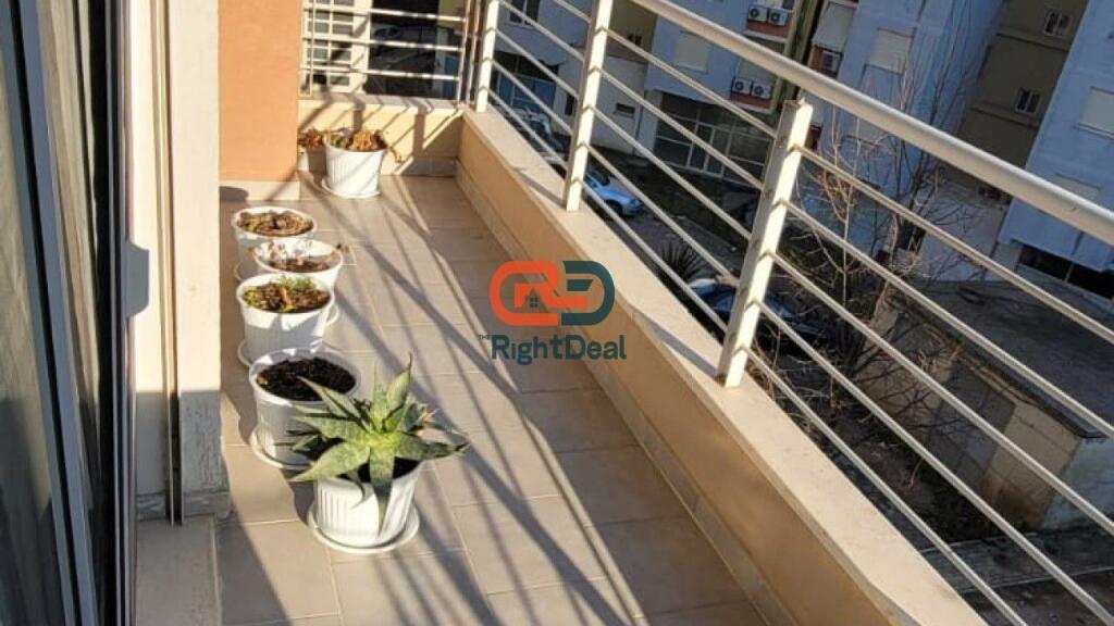 Tek Liqeni I Thate, Shitet Super Apartament 3+1+2, Me Planimetri, Orientim Perfekt Dhe Dy Poste Parkimi !