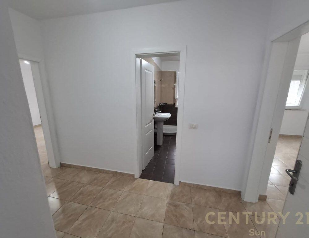 Shitet apartament 1+1+ballkon te rruga e Kavajës pranë auto Kadiu 129.000 € !!!