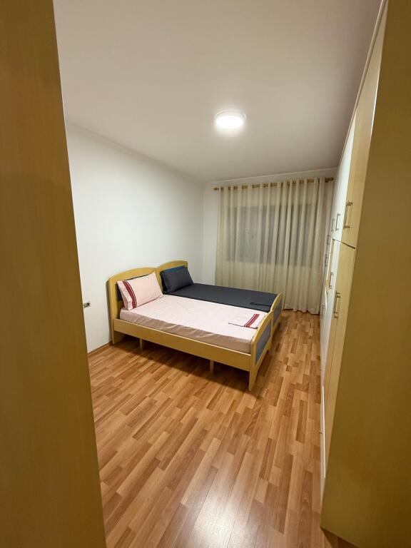 Jepet me Qira Apartament 2+1 tek Pallati me Shigjeta.