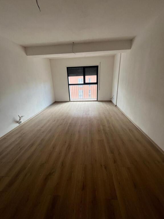 🏢 JEPET ZYRË ME QERA📍 Bulevardi i Ri💶 Çmimi: 690 EUR / muaj (i përfshirë parkimi)