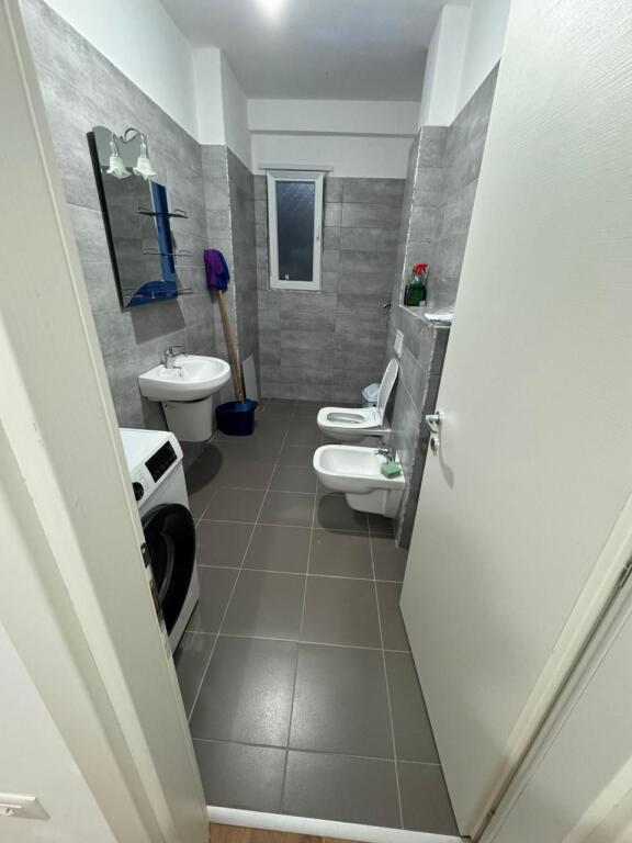 Ne zonen e Astirit,Rezidenca Klensi jepet me qera apartament ,1+1+post parkimi ,i mobiluar. 55,000Leke   