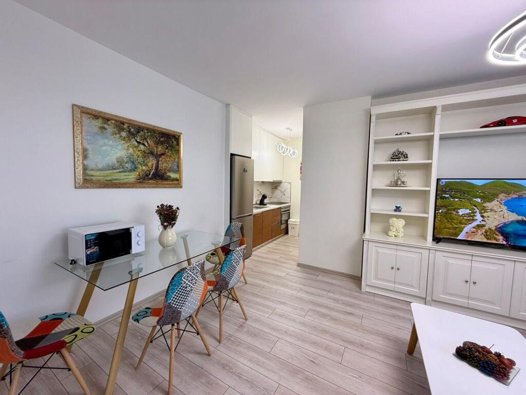 Apartament 1+1 me qira ne Rrugen e Kosovareve!
