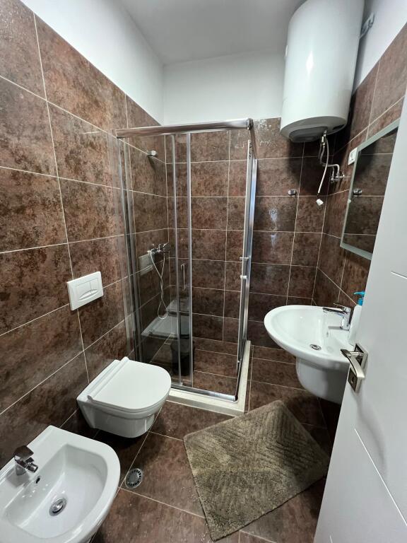 🏡 Affittasi Appartamento 2+1+2 – Via Dritan Hoxha (Aura)