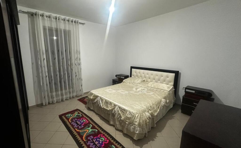 🏠Liqeni i Thate,Rruga e Ullishtes jepet me qera kati i I-re i nje vile,2+1,i mobiluar 45,000Leke    