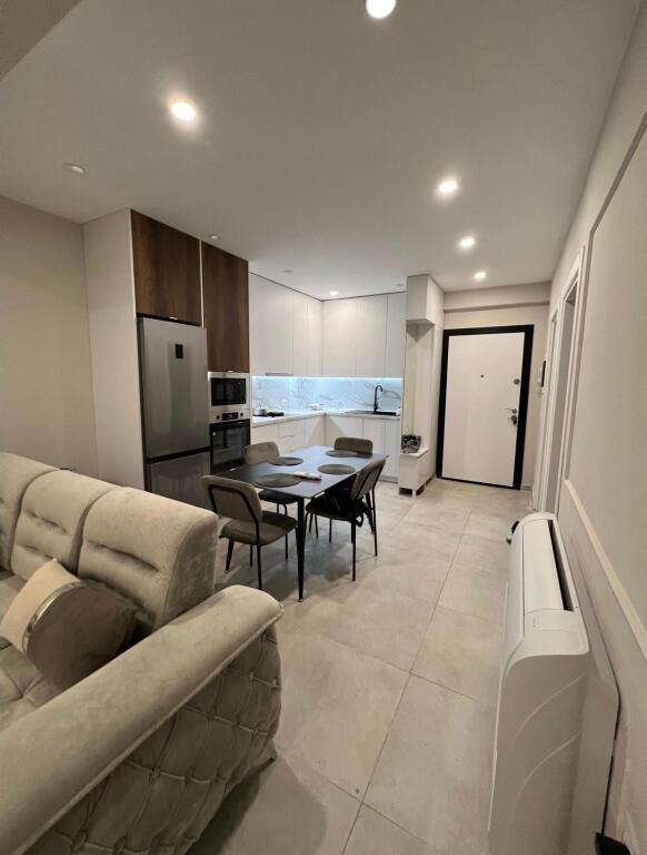 Apartament 2+1 i vogel per shitje te Kodra e Diellit, pallat 2024