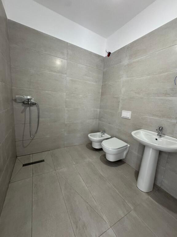 🏡 SHITET APARTAMENT 2+1+2 TUALETE Prane Xibrakut, Rr. Elbasanit