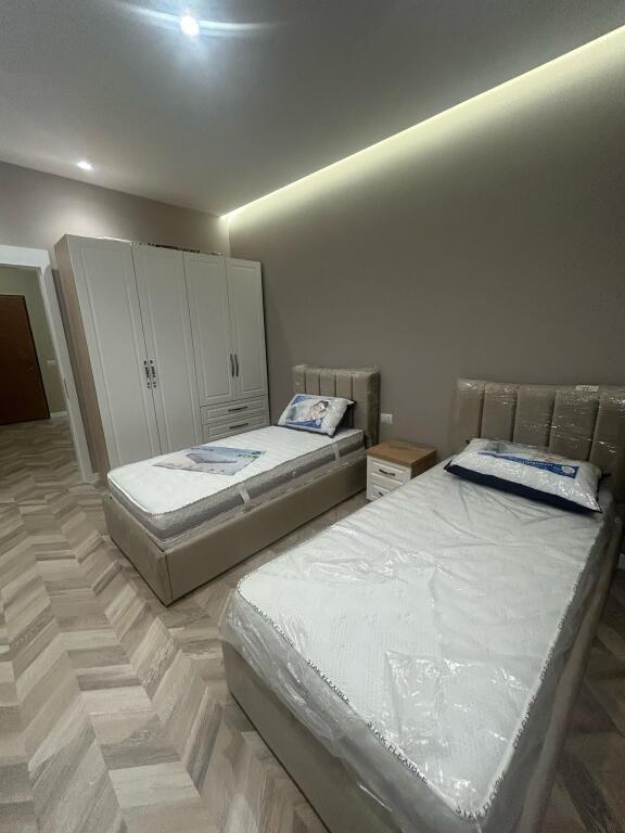 Shitet 2+1+2 te rruga e Barrikadave